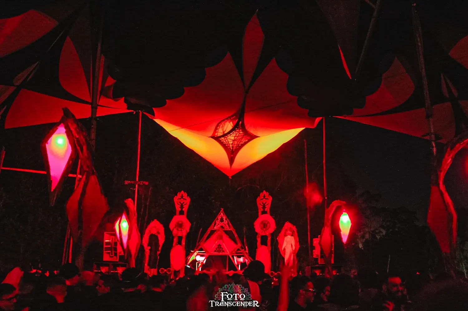 VUTT'UN live — full floor